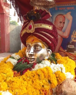 श्री गजानन महाराजांचे शिष्य पितांबर शिंपी यांचे कोडोली येथील समाधी मंदिरातील गजानन महाराजांची मूर्ती व फोटो