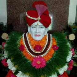 श्री गजानन महाराज प्रसन्न मुद्रा 