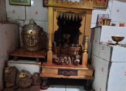 श्री नरहरी कवींचे पिढीजात देवघर