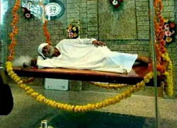 श्री साईबाबा झोपत असलेली फळी
