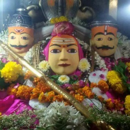 झरोक्यातून होणारे मनोहर श्रींचे दर्शन